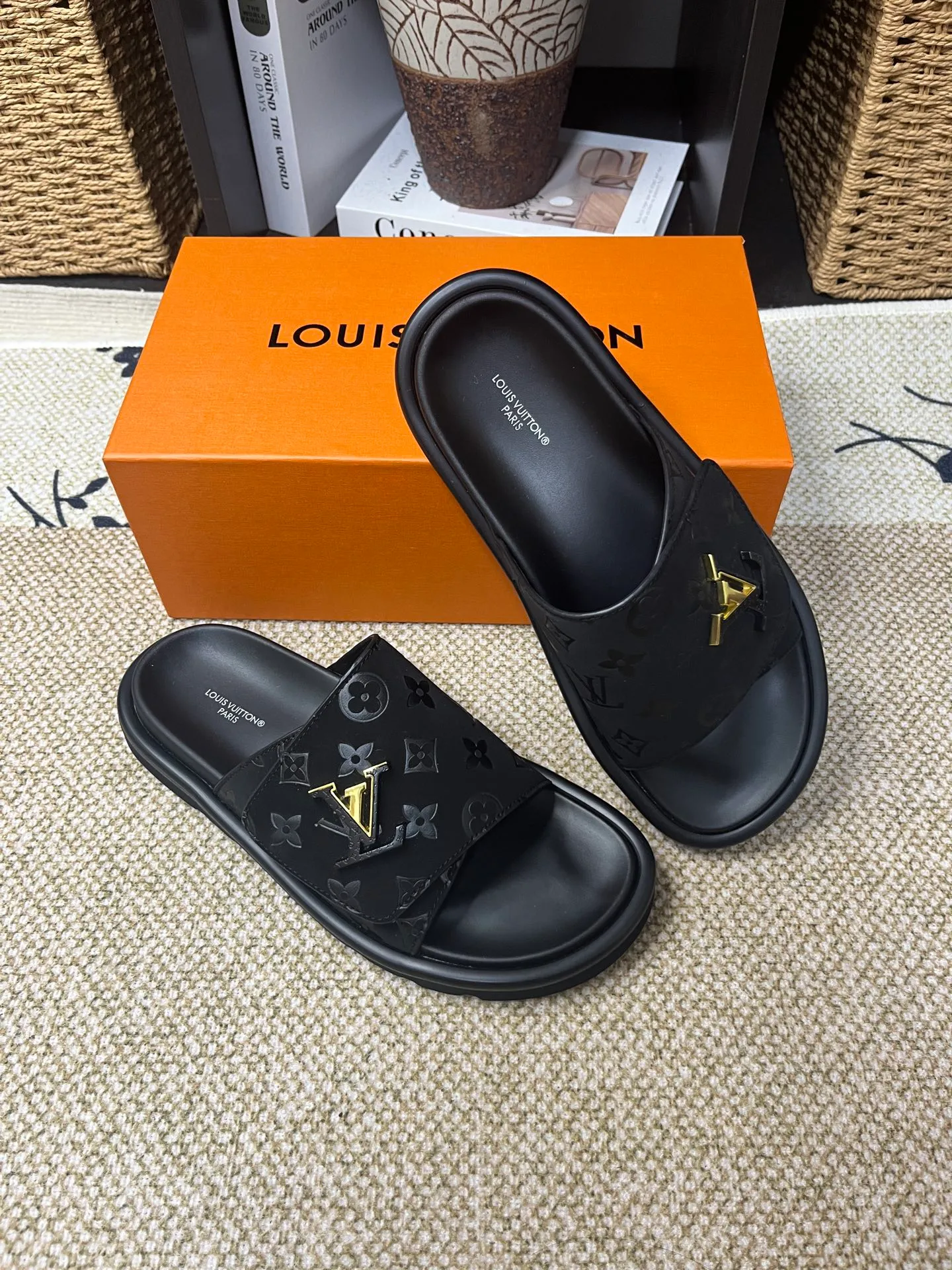 P340 [New Style] [LOUIS VUITTON] Louis Vuitton, LV printing, men's and women's slippers are now on the market, packed in drawer boxes with cloth bags and cards, the upper pattern looks very soft and waxy, and is a super versatile leg slimming tool. Fabric: imported denim/canvas/old fabric, LV hardware LOGO, official website pattern printing, comfortable to wear, feet: high-elastic PU water table. Sole: foam sole, heel height: about 5cm. Code number: 35-46, 35, 45, 46 are custom-made and non-returnable. Color: multiple colors and styles available.